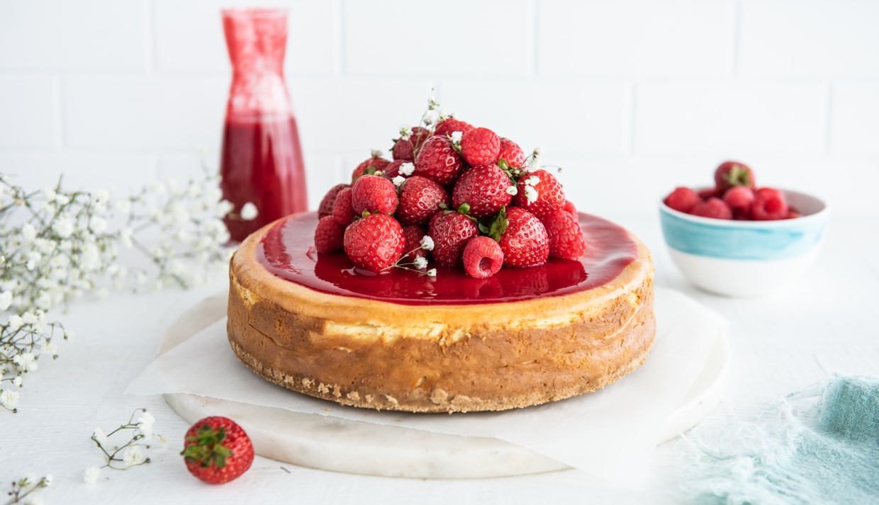 Classic baked vanilla cheesecake