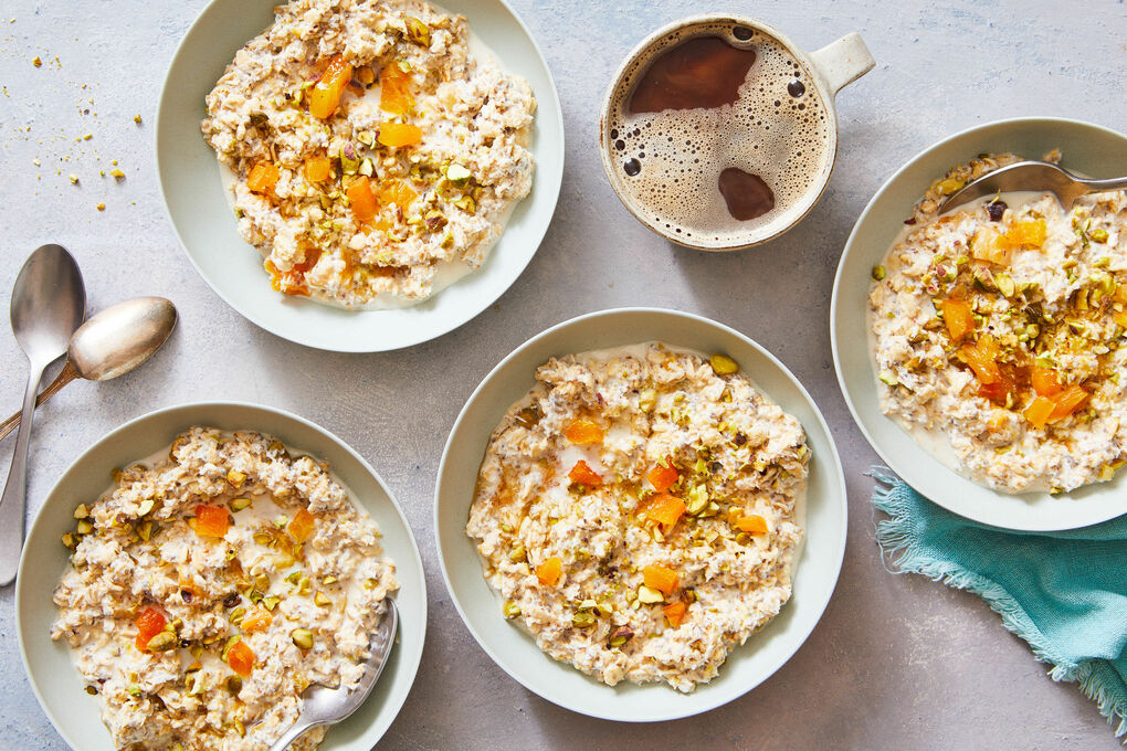 Oatmeal with Apricots and Pistachios
