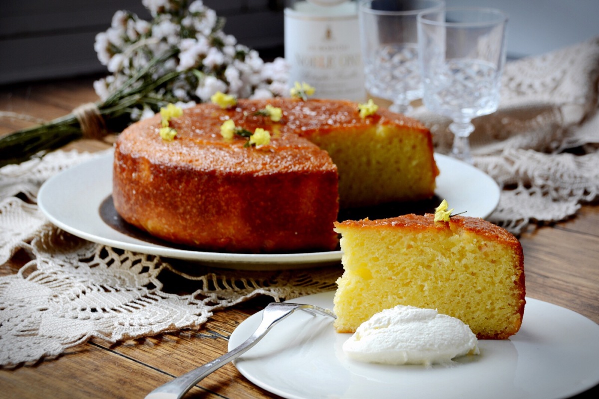 Lemon yoghurt cake with syrup