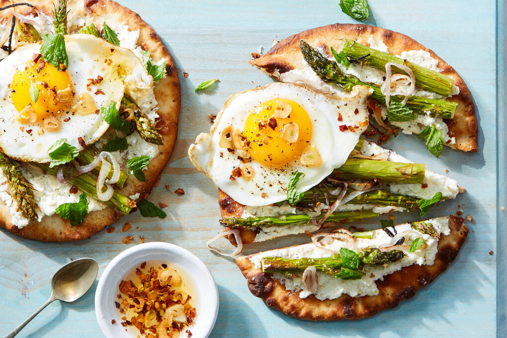 Flatbreads with asparagus and pickled onion