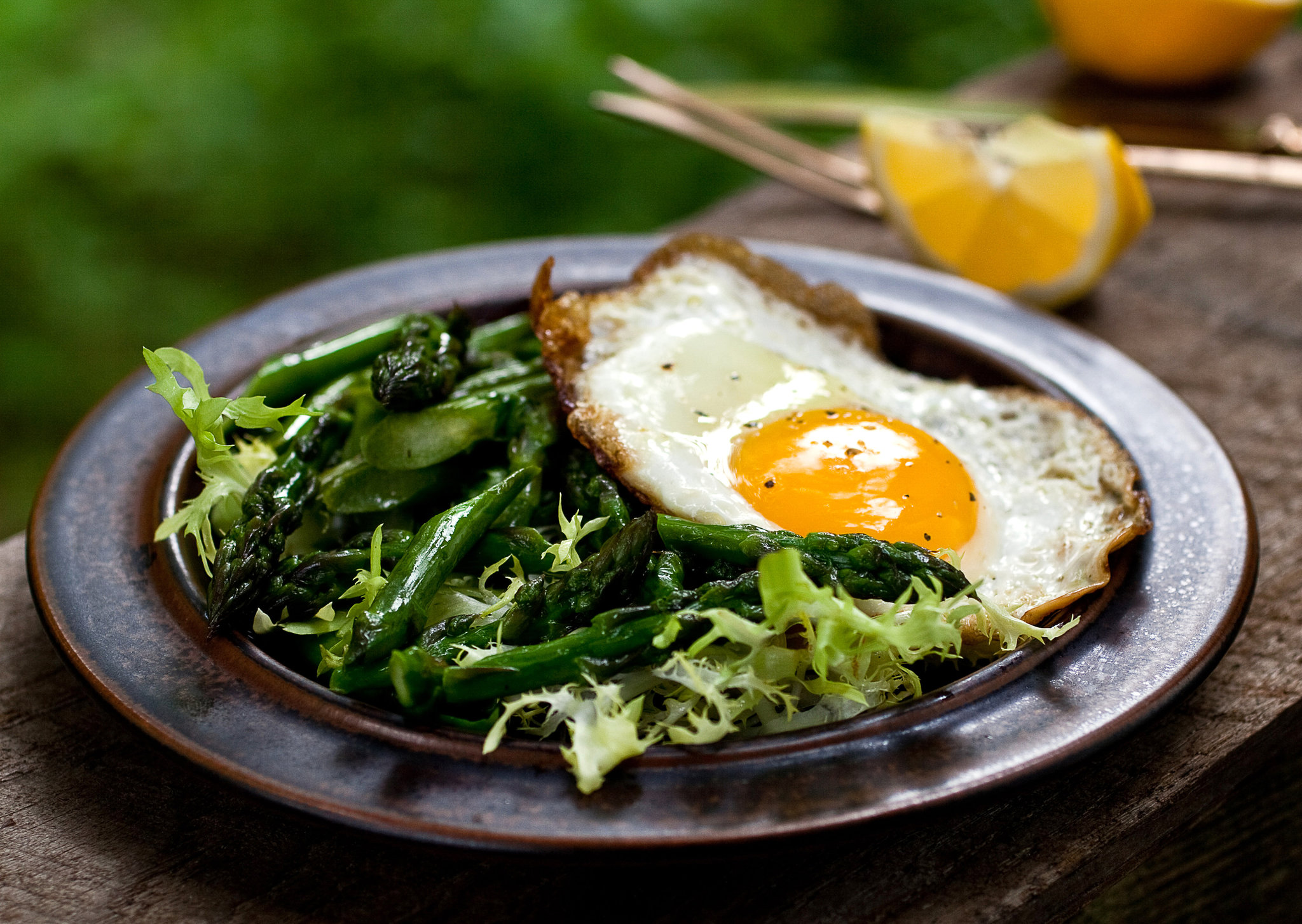 Zucchini and asparagus salad with egg