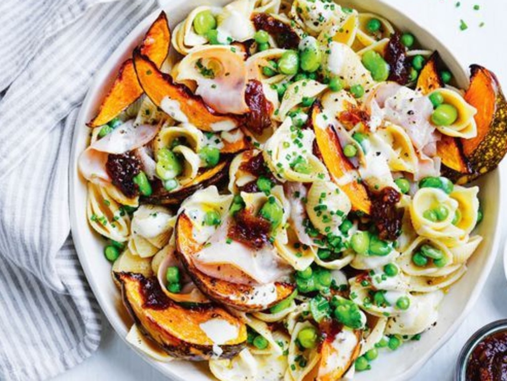 Ravioli pasta salad with gazpacho dressing