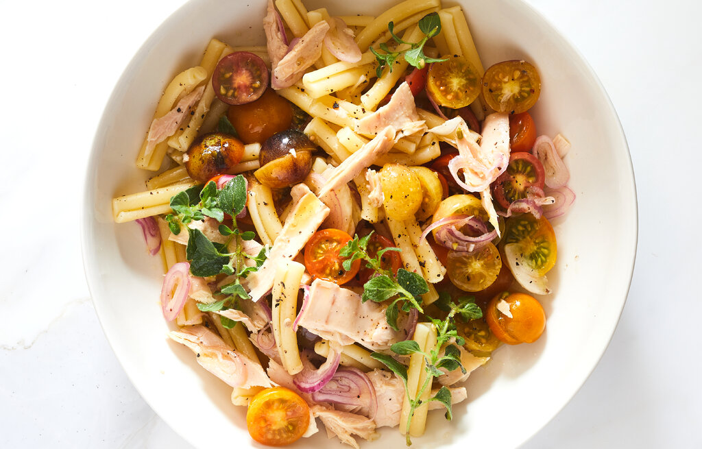 Ravioli pasta salad with gazpacho dressing