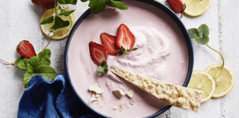 Strawberry Cheesecake Smoothie Bowl